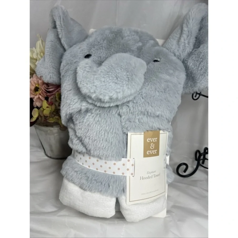 Elephant Hooded Towel By Ever & Ever (30 i L x 26 in W (76 cm x 66‎ cm))